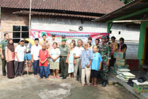 Kegiatan baksos Kodim 0808/Blitar bersama anggota gerakan pramuka dari Saka Wira Kartika Binaan Kodim. (Foto: Gun/Istimewa)
