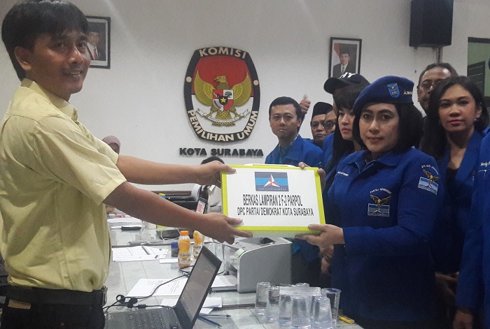 DPC Demokrat Surabaya Daftar ke KPU (Foto: Tri Wahyudi/Nusantaranews)