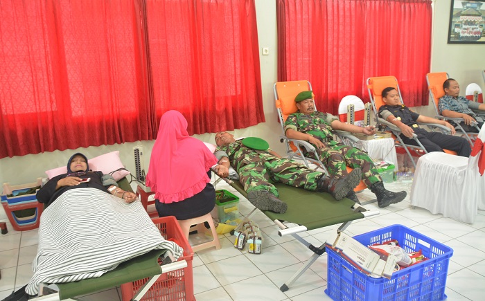 Donor darah yang diikuti Prajurit Korem 081/DSJ ini digelar oleh KPPN Madiun bekerjasama dengan PMI madiun di Kantor KPPN Madiun, Kamis (26/10/17). Foto Timbul M/ NusantaraNews