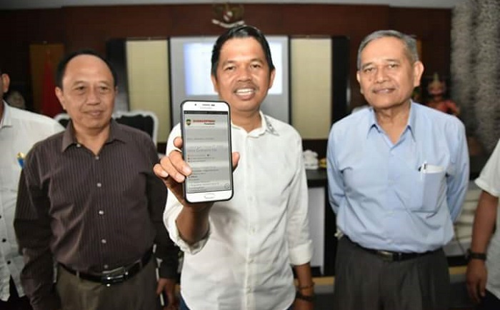 Bupati Purwakarta Kang Dedi Mulyadi memperlihatkan Aplikasi Android yang berbasis menu Sampurasun Bursa Kerja online melalui Ponsel Amdroid. Foto Fuljo (Kontributor Purwasuka)/ NusantaraNews