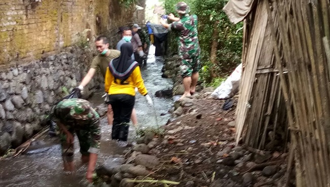 Koramil Panti, Mehasiswa dan Masyarakat Peringati HUT TNI di Kali. Foto Sis24