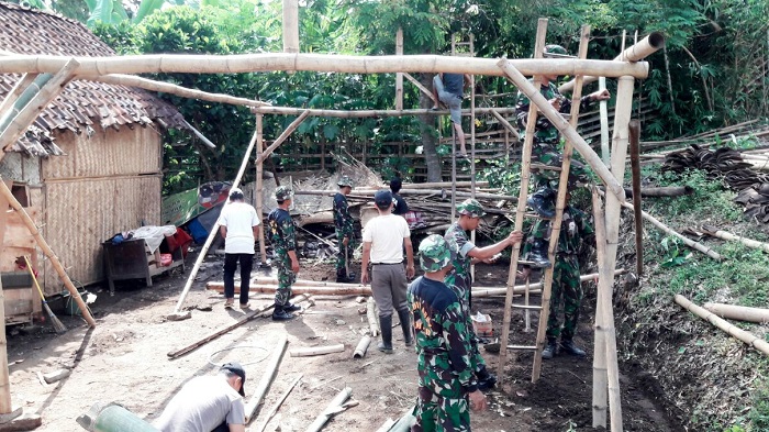 Sejumlah personil Tentara perbaiki rumah Janda Renta Bu Jum. Foto Koramil Sumbersari/ NusantaraNews