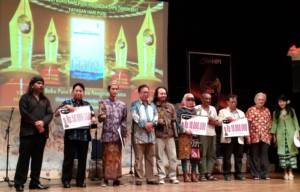 Foto Bersama: Penyair Pemenang Terpilih, Penyair Pemenang Utama, Ketua Panitia, Rida K Liamsi, dan Abdul Hadi WM. Foto Ach Sulaiman/ NusantaraNews