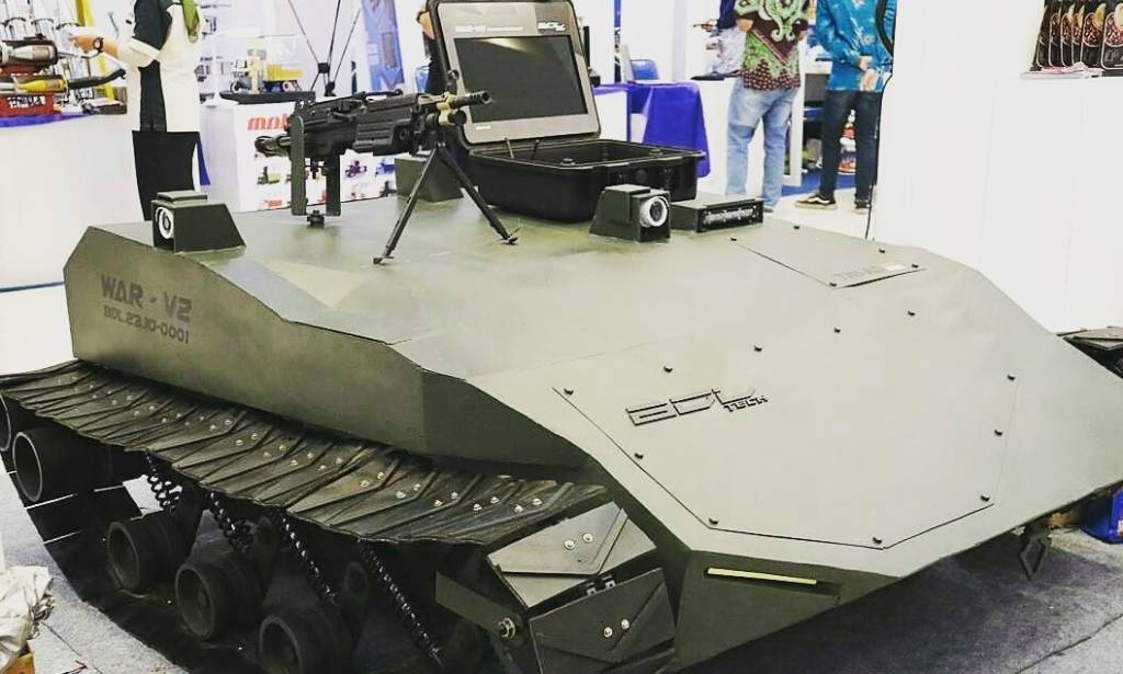 Tank tanpa awak ini dirilis dalam sebuah acara bertajuk grand launching WAR-V2-Autonomous Military Tactical Vehicle di Exhbistion Hall, Grand City, Surabaya, 19-22 Oktober 2017. (Foto: Instagram)