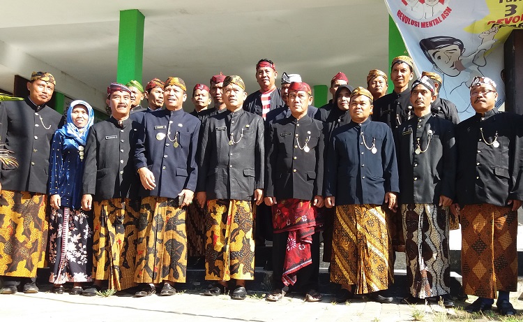 PNS di Sumenep Kenakan Pakaian Adat untuk peringati pelantikan Arya Wiraraja (Foto Mahdi/Nusantaranews)