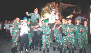 Mantapkan Soliditas TNI-Polri pada malam Pesta Rakyat HUT TNI Ke 72 di Lapangan Hitam Secaba Rindam V/Brw pada Sabtu (28/10/2017). Foto Sis24/ NusantaraNews