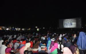 masyarakat berkumpul di alun-alun Trenggalek untuk nonton bersama pemutaran film pengkhianatan G30S/PKI pada Sabtu (30/9) malam. (Foto: Dok. Kodim/Istimewa)