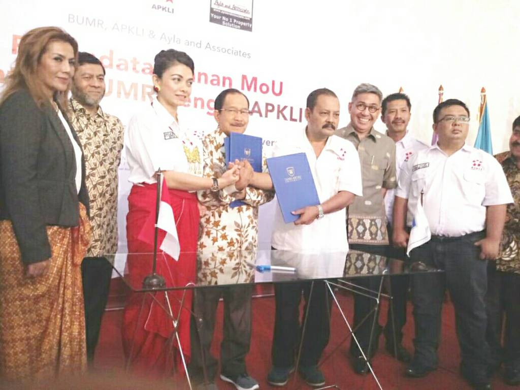 Mantan Menteri BUMN, Tanri Abeng (tengah) diangkat sebagai ketua dewan penasihat Asosiasi Pedagang Kaki Lima Indonesia (APKLI). (Foto: Dok.Istimewa)