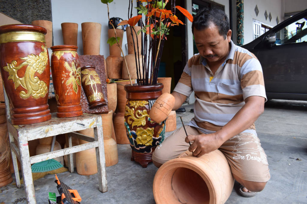 Serda Yuli Purwanto anggota Kodim 0808/Blitar saat mengerjakan kerajinan vas. (Foto: Amrin/Dok.Kodim Blitar)