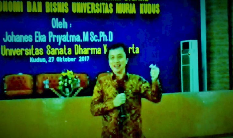 Rektor Universitas Sanata Dharma, Yogyakarta, Johanes Eka Priyatma M.Sc. Ph.D saat menjadi narasumber kuliah perdana di UMK. (Foto: Istimewa)