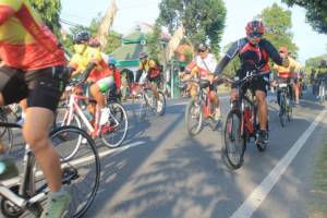Ratusan Biker Meriahkan Road Bike 72 Nganjuk-Trowulan