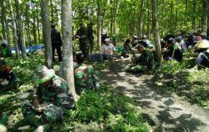Suasana Guyub Makan Bersama antara TNI bersama warga di Ngawi (Foto Wahyu/Nusantaranews)