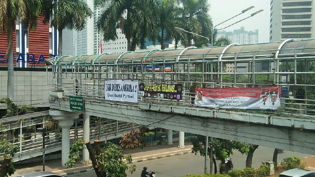 Spanduk putih bertuliskan "Pulangkan warga Amerika dari Indonesia" muncul di kawasan Kemang, Jakarta Selatan dan jembatan penyeberangan orang Dukuh Atas, Jakarta Pusat. (Foto: Istimewa)
