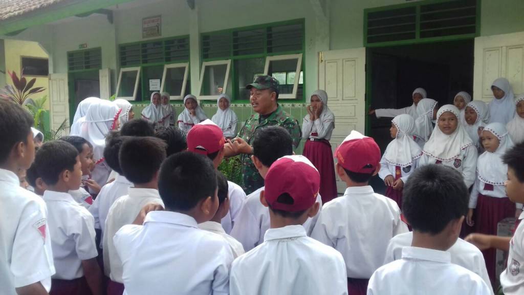 Danramil Gurah Kapten Inf Wahyudi memperkenalkan TNI di tengah-tengah siswa-siswi SDN Gurah. Foto: Dok. Penrem