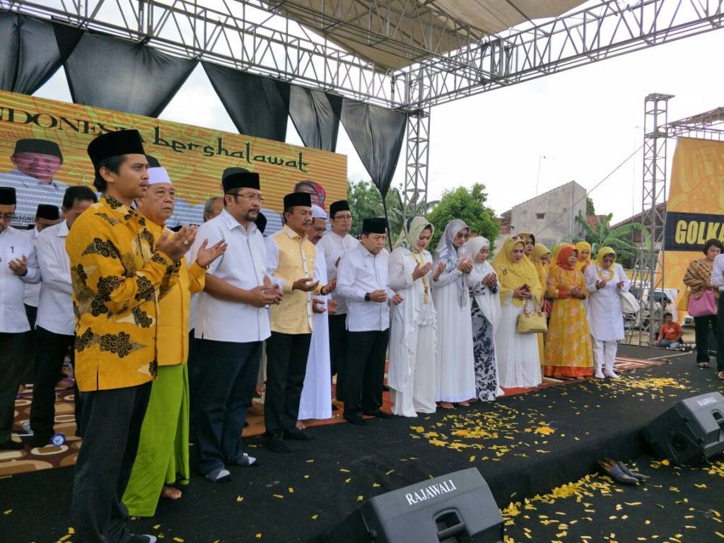Partai Golkar akhirnya secara resmi menyerahkan rekomendasi calon bupati Probolinggo kepada Hj Puput Tantriana. (Foto: Tri Wahyudi/NusantaraNews)