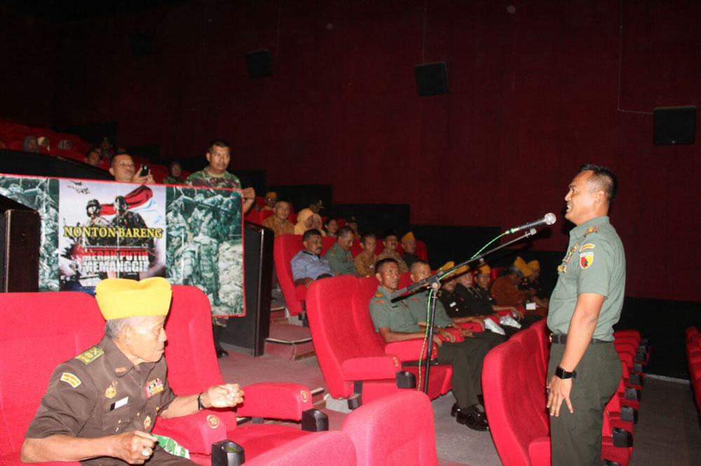 Dandim Kediri nonton bersama (nobar) legiun veteran RI film Merah Putih Memanggil. Foto: Dok. Penrem/Istimewa)