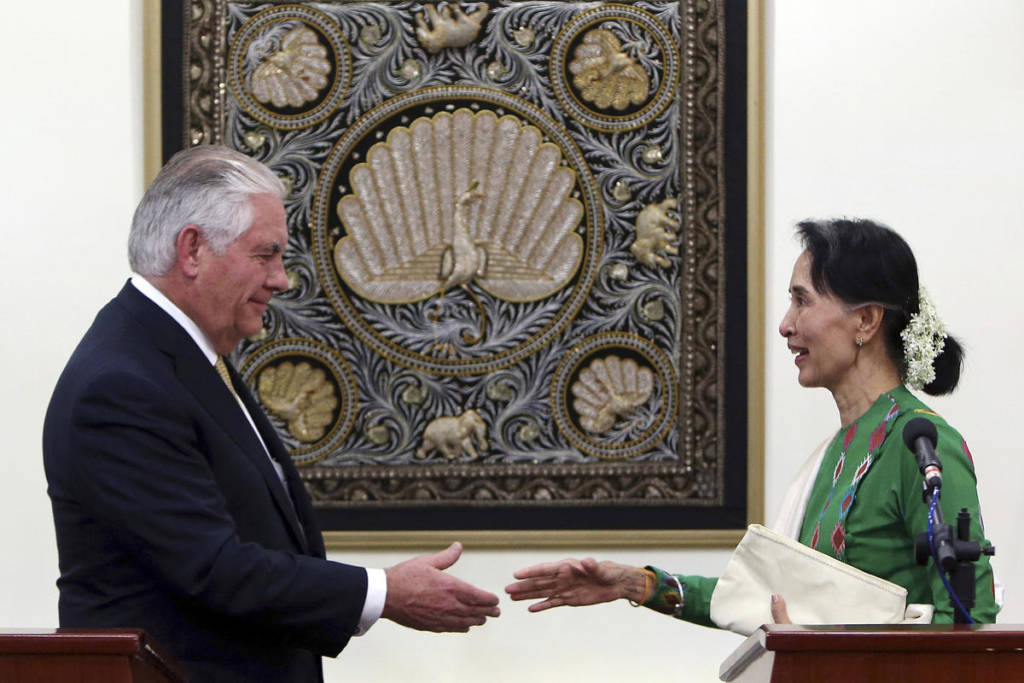 Pemimpin de facto Myanmar Aung San Suu Kyi bertemu Sekretaris Amerika Serikat Rex Tillerson. (AP Photo/Aung Shine Oo)