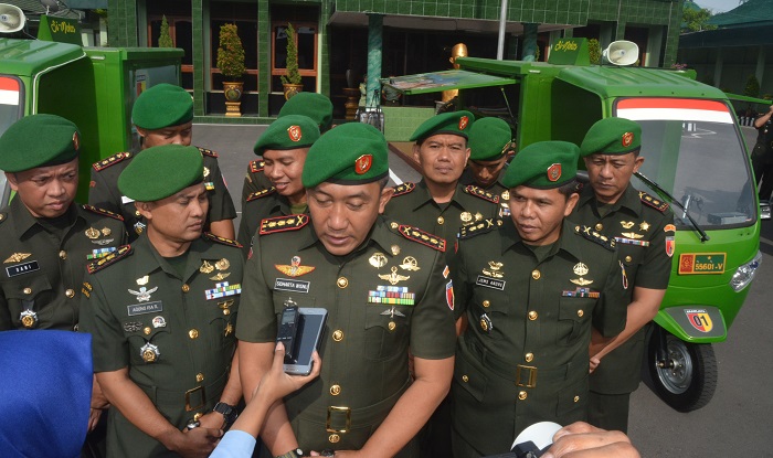 Komandan Korem 081/DSJ Kolonel Inf R. Sidharta Wisnu Graha saat memperkenalkan Si Mokos. Foto TImbul M/ NusantaraNews
