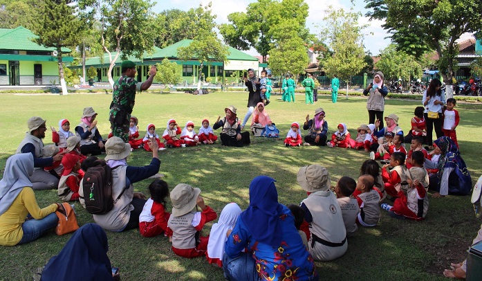 Puluhan Bocah TK Datangi Makodim Ponorogo Bersamaan Hari Pahlawan. Foto Muh Nurcholis/ NusantaraNews