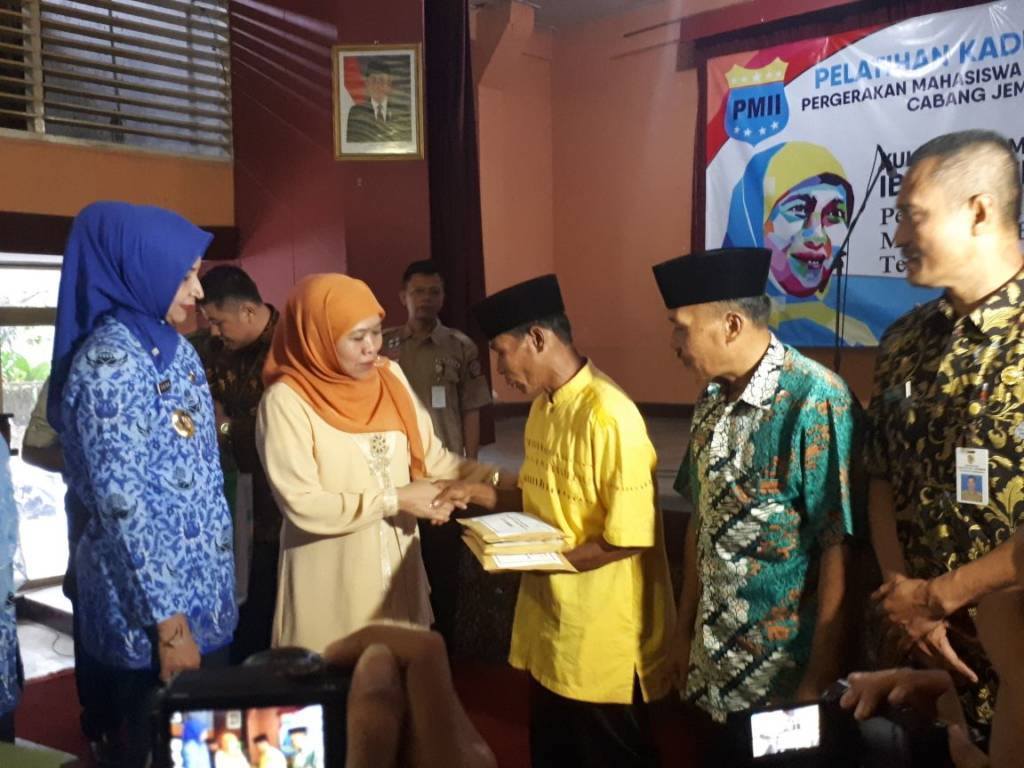 Menteri Sosial Khofifah Indar Parawansa menyerahkan santunan untuk korban longsor di Jember, Jumat (17/11). Foto: Tri Wahyudi/NusantaraNews