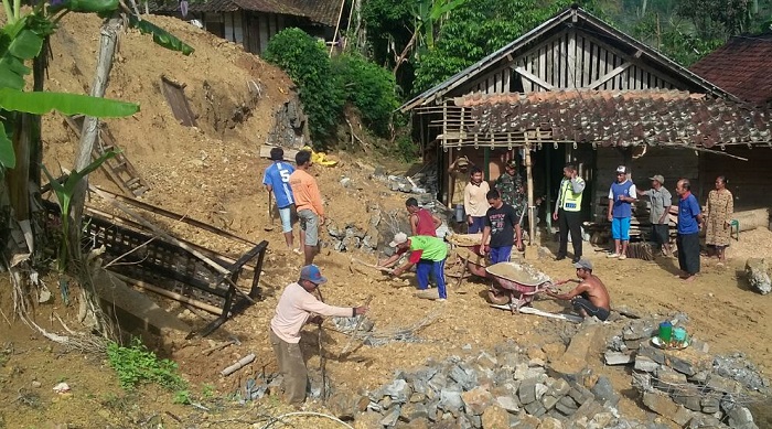 Bencana Alam Longsor Terjang Rumah Warga Ponorogo