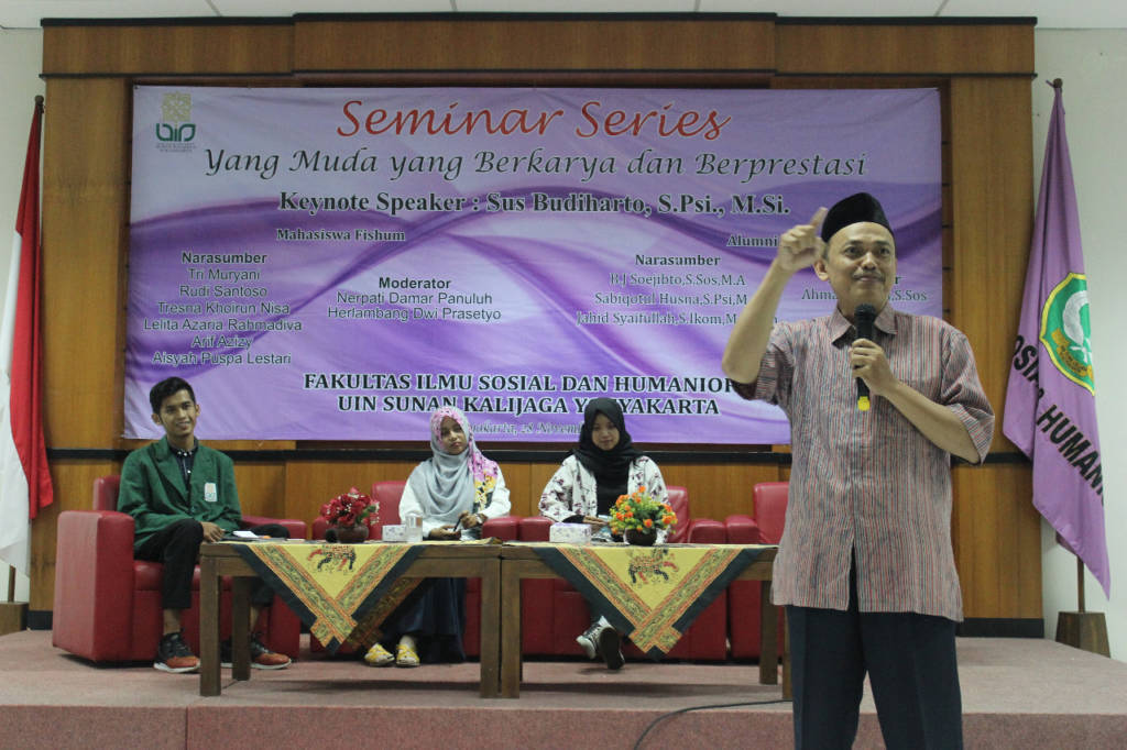 Salah satu narasumber seminar series bertemakan Yang Muda yang Berkarya dan Berprestasi di UIN Sunan Kalijaga Yogyakarta pada Selasa (28/11). Foto: Hendris Abdullah/Istimewa