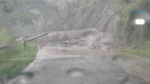 Jalur Ponorogo-Pacitan lumpuh usai diterjang banjir. Foto: Much Nurcholis/NusantaraNews