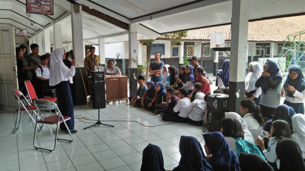 Ratusan Siswa terlihat antusias melihat teman sesamnya terlibat dalam Lomba Menyanyi di Sekolahnya Untuk mengisi thema Program "Bulan Bahasa" yang diselenggarakan Pihak Sekolah Menengah Pertama (SMP) N. 7 Purwakarta. (Foto: Fuljo/Kris/NusantaraNews)