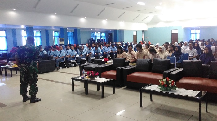 Komandan Ramil 0803/01 Taman Kapten Inf Waluyo Siswa Siswi SMA Se Kota Madiun untuk menjada NKRI. Foto Safuan/ NusantaraNews