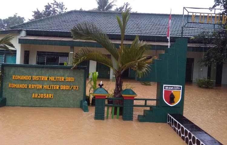 Koramil Arjosari Pacitan Digenangi Banjir (Foto Edy/Nusantaranews.co)