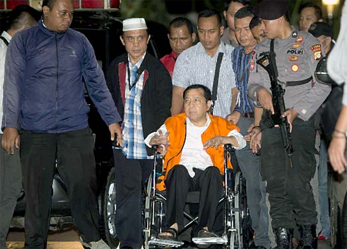 Setya Novanto duduk di atas kursi roda/Foto Reuters