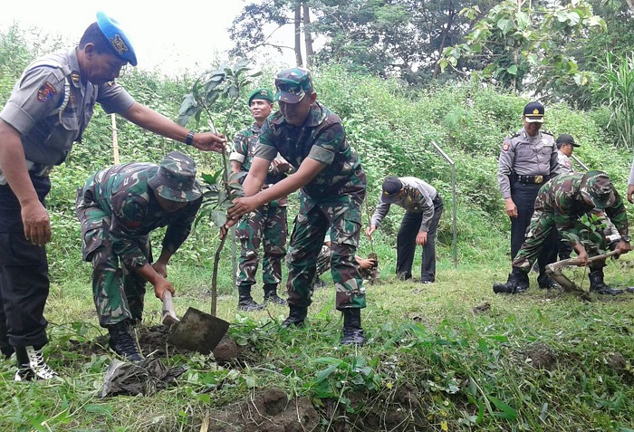 TNI dan Polri Tanam Pohon (Foto Doni/Nusanataranews)