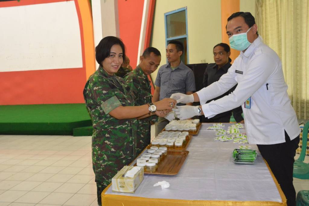 Sebanyak 100 anggota Korem 084/Bhaskara Jaya yang terdiri dari PNS dan prajurit TNI di satuan tersebut, saat ini sedang menjalani tes urine yang berlangsung di aula Makorem. Senin, 20 Nopember 2017. Foto: Dok. Penrem