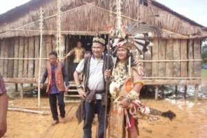 Suku Dayak Agabag Daulat Ketum DPN Almisbat Menjadi Warga Kehormatan