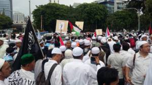 Massa aksi doa bersama dan bela Palestina di kawasan Monas, Jakarta Pusat, Minggu 17 Desember 2017. Foto: NUSANTARANEWS.CO/Ucok Al Ayubbi