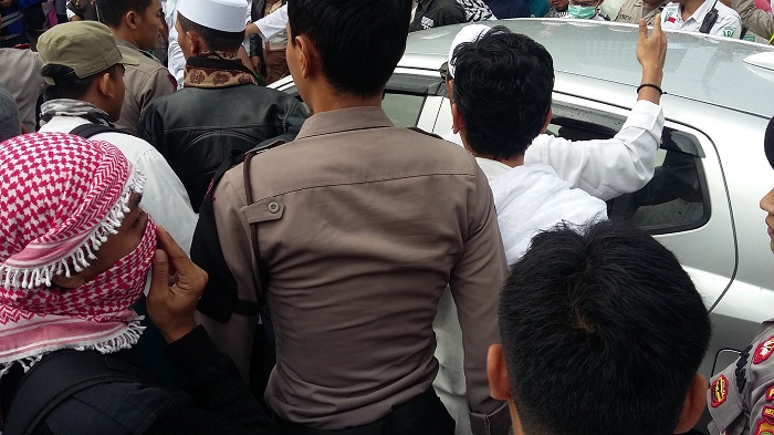 kepolisian mengawal jalannya mobil yang sempat menyerempet massa aksi. Foto Ucok Al Ayubbi/ NusantaraNews