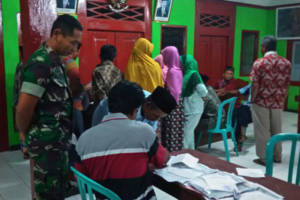 Babinsa Koramil 0811/18 Parengan Bantu Pendataan Kartu Tani di Desa Binaan