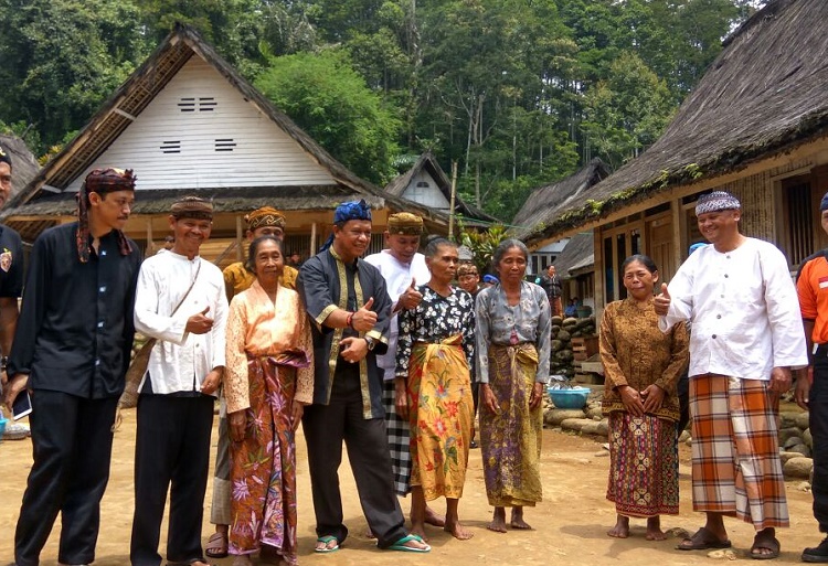 Anton Charliyan (Tengah) bersama masyarakat adat Sunda (Foto kabarpriangan)