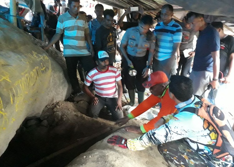 Evakuasi korban yang terjebak di sebuah lubang (Foto Istimewa)