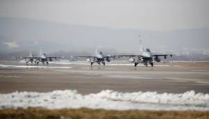 Jet tempur Amerika Serikat, F-16 lepas landas dari Guam menuju langit Korea Selatan. Foto: Kim Hong-ji pool via AP