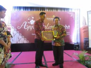 Pemberian penghargaan kepada pejabat Banjarmasin dari Hotel Golden Tulip. Foto: Herpani