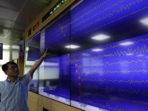 Ryoo Yong-Gyu, seorang direktur Pusat Gempa dan Gunung Nasional, menunjukkan gelombang seismik yang terjadi di Korea Utara di sebuah layar di pusat administrasi Meteorologi Korea pada tanggal 3 September 2017 di Seoul, Korea Selatan. (File Photo/Getty Images)