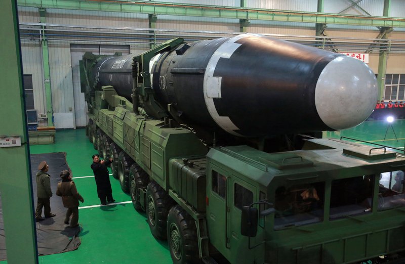 Peluru kendali jarak jauh Korea Utara, atau rudal balistik antar benua, ICBM; Hwasong-15. Foto: Kim Tong-Hyung/Via AFP