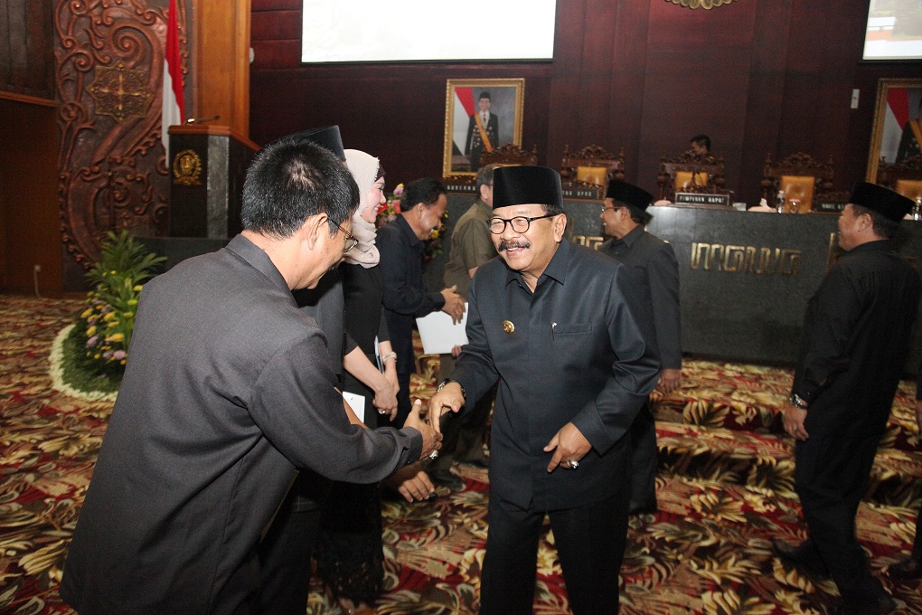 Pemprov dan DPRD Jawa Timur sahkan Perda tentang pemantauan orang asing. Foto: Tri Wahyudi/NusantaraNews