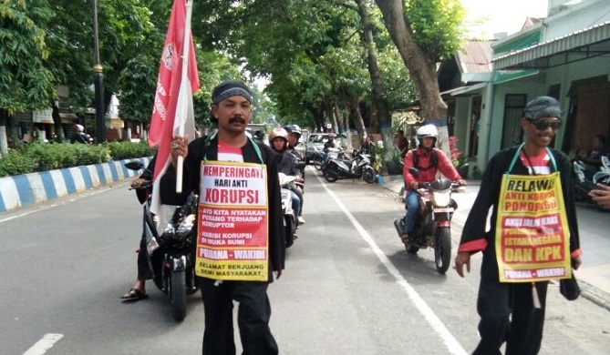 Demi Tegaknya Pemberantasan Korupsi, Dua Warga Ponorogo Jalan Kaki ke Jakarta. Kedua orang itu tercatat sebagai relawan LSM 45, yaitu Wakidi dan Pujiana. Foto: Muh Nurcholis/ NusantaraNews