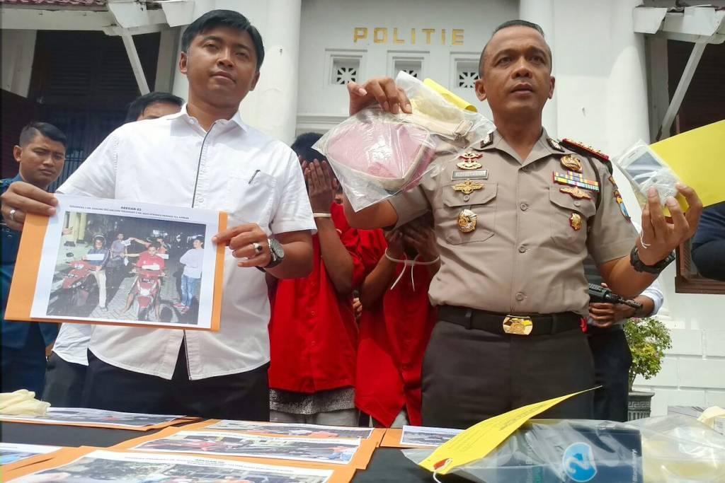 Kapolrestabes Surabaya Kombes Pol Rudi Setiawan menunjukkan bukti pencurian dengan kekerasan (Curas) yang berhasil diamankan Satreskrim Polrestabes Surabaya, Kamis (14/12/2017). Foto: Tri Wahyudi/NusantaraNews