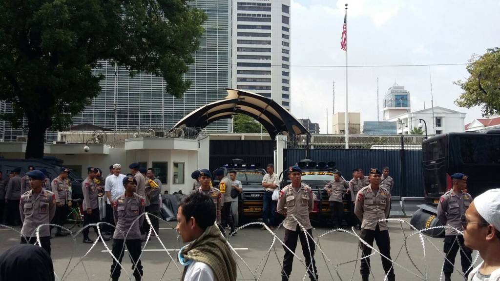 Aparat kepolisian tampak berjaga-jaga di depan Kedutaan Besar Amerika Serikat di Jalan Merdeka Selatan, Jakarta Pusat. Foto: NUSANTARANEWS.CO/Ucok Al Ayubbi)
