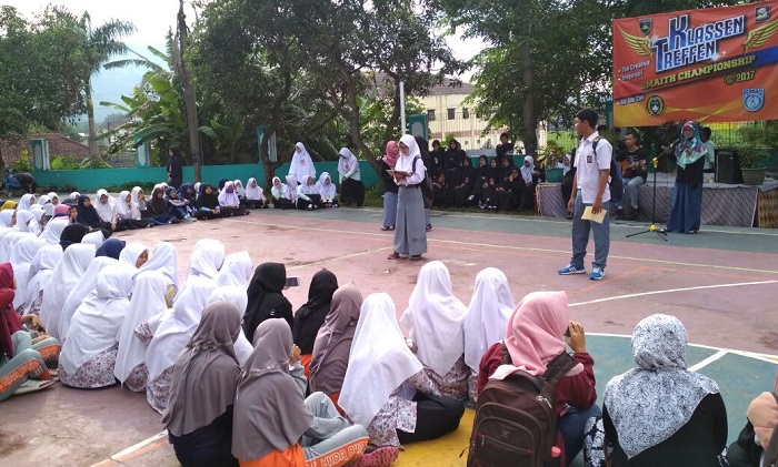 Parade baca puisi bersama BCCF SMA di halaman SMA Islam T. Huda Bumiayu. Foto: Dok. BCCF/ NusantaraNews