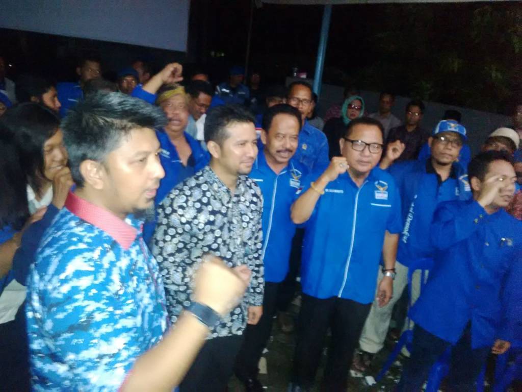 Calon wakil gubernur Jawa Timur Emil Dardak meresmikan posko pemenangan Khofifah-Emil yang didirikan Partai Demokrat di Kediri. Foto: Tri Wahyudi/NusantaraNews