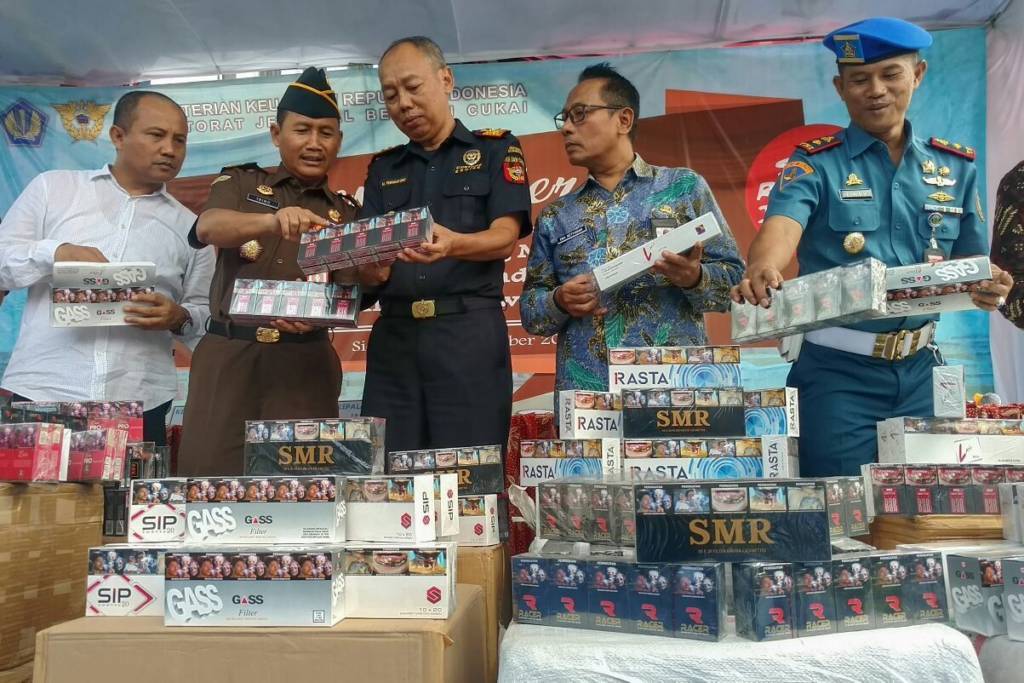 Bea Cukai Jatim I beberkan hasil ungkap produsen rokok ilegal dan pelaku pelanggaran pita cukai tahun 2017. Foto: Tri Wayhudi/NusantaraNews